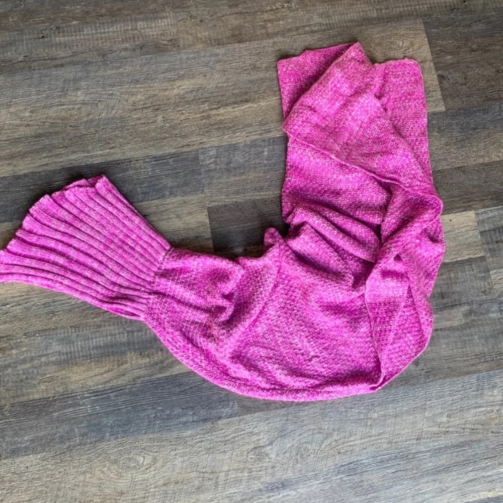 Never used pink mermaid blanket.